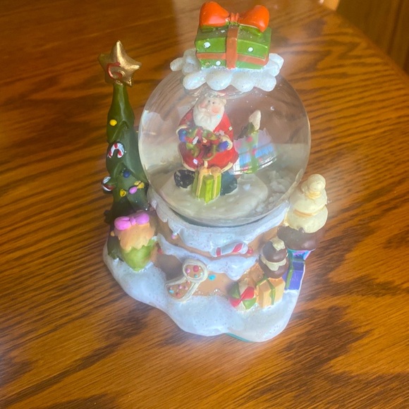 💜 4 Beautiful Christmas Snow Globes And 1 Santa Music Box Lot of 5 - Picture 6 of 8